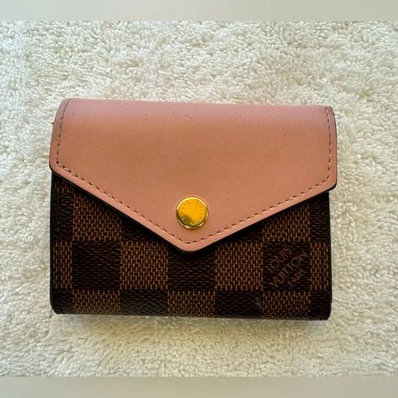 🚨SOLD🚨Louis Vuitton with COA Damier Ebene Zoe Wallet Rose Ballerine. - Picture 1 of 13